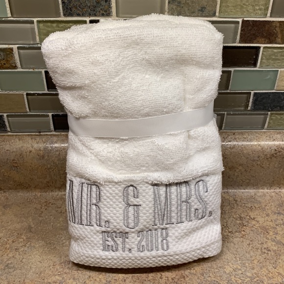 SOPHIA - THE COMFORT OF COTTON- Hand Towel Set - 2- MR. & MRS. EST 2018 🆕 - Picture 4 of 9